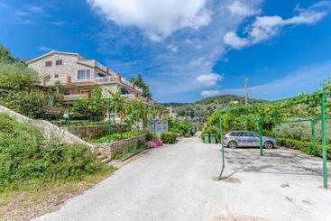 Жильё для туристов Apartments Drazen