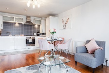 کلبه Mojo, Poole