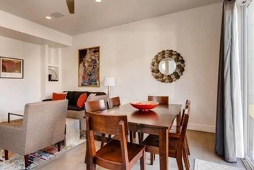 کلبه The Highland Square Experience Lohi Townhome With Hot Tub