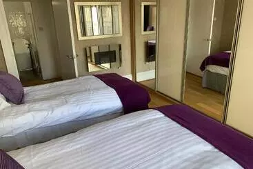 ツーリストアパートメント The Village Tavern Apartment