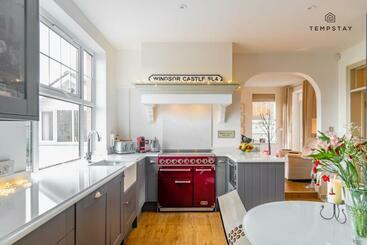 ツーリストアパートメント Luxury Home Central Windsor, Gated Parking