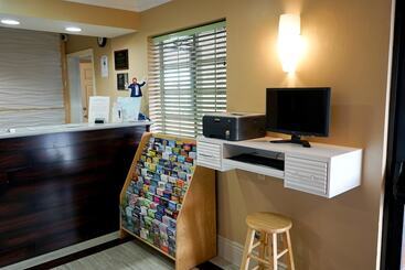 Отель Howard Johnson By Wyndham Salinas