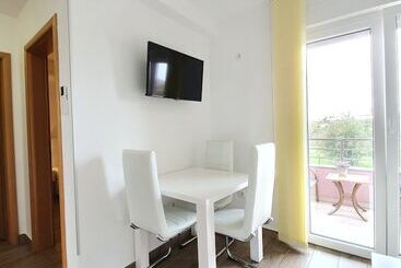 דירות לתיירים Apartments Karla