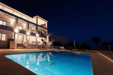 דירות לתיירים Luxury Villa With Heated Pool For 12 To 14 People