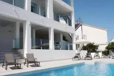 Apartamentos turísticos Luxury Villa With Heated Pool For 12 To 14 People