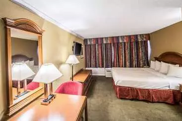 ホテル Clarion Inn Fort Wayne