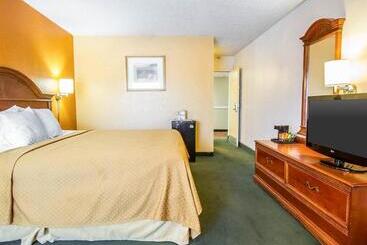 Отель Quality Inn Near Downtown Tucson
