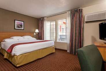 בית מלון כפרי Ramada By Wyndham Portland