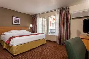 בית מלון כפרי Ramada By Wyndham Portland