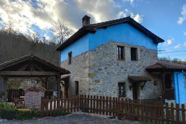 Apartamentos Rurales La Caviana