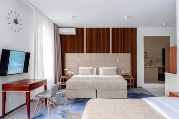 V Hotel & Rooftop Lounge