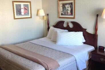 בית מלון כפרי Knights Inn Peru