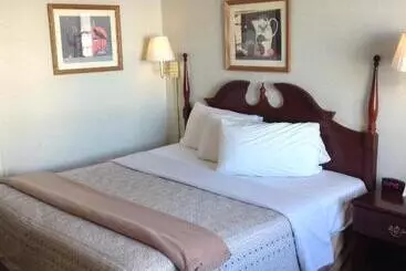 בית מלון כפרי Knights Inn Peru