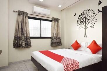 Spot On 29030 Hotel Royal Front