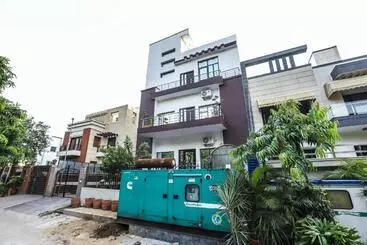 پانسیون Vizima Palace   Near Wave City Center Metro Station