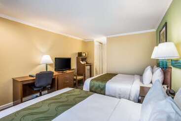 בית מלון כפרי Quality Inn Santa Barbara