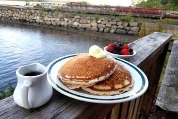 هتل The Ketch Inn