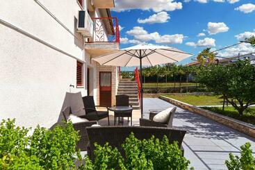 آپارتمانهای توریستها Apartment With Nice Terrace 684