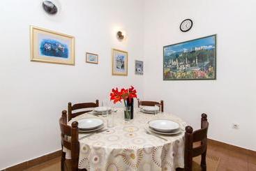 آپارتمان‌های توریست‌ها Apartments Vedran