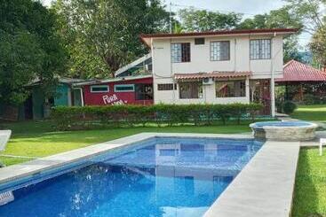 هاستل Yubarta Lodge