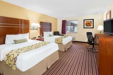 בית מלון כפרי Baymont By Wyndham Bowling Green