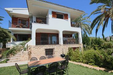 کلبه Only 100m To The Beach! Spacious Villa With Private Pool   12 People