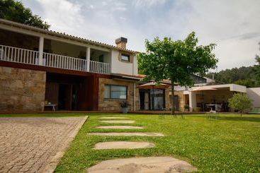 관광객 아파트 3 Bedrooms House With Enclosed Garden And Wifi At Gondiaes