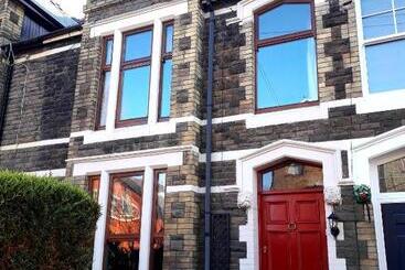 Bed and Breakfast Tŷ Selah, Rugby Ave, Neath