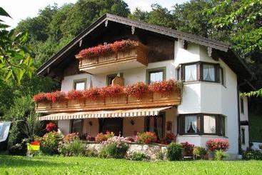 Hotelli Landhaus Weiß