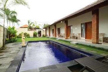 בית מלון כפרי Aghasvina Guesthouse Canggu