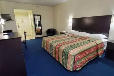 Hotel Plano Inn & Suites