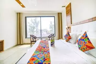 Fabhotel Three Palms