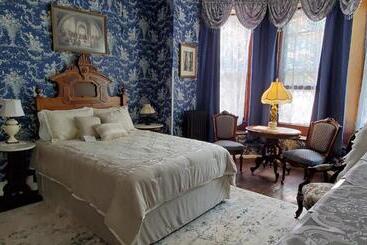 Gifford Risley House Bed And Breakfast