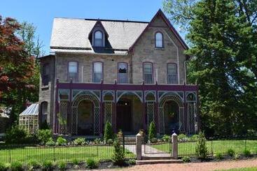 Gifford Risley House Bed And Breakfast