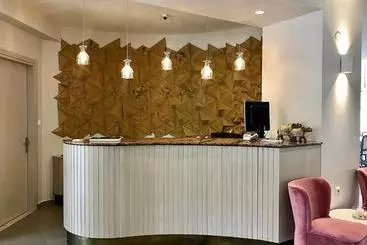 ホテル Emerald Suites