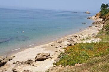 Apartamenty turystyczne Oikia Eleanthi   Beachfront Garden Home!