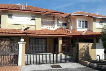 Apartamenty turystyczne Kenanga Homestay Bukit Mahkota