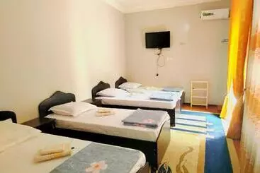Pensió Zarin Guest House B&b