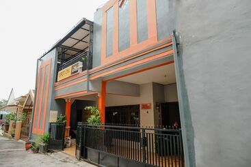 הוסטל Spot On 2368 Dahlia Homestay Family Residence