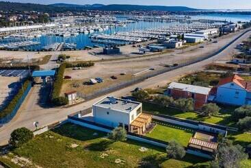 דירות לתיירים Nice Villa With Private Pool, Fenced Garden, Roofed Terrace, Near The Beach