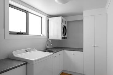 ツーリストアパートメント Novo Luxury Apartment Penguin Accommodation Itas