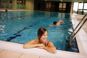 فندق Burntwood Court