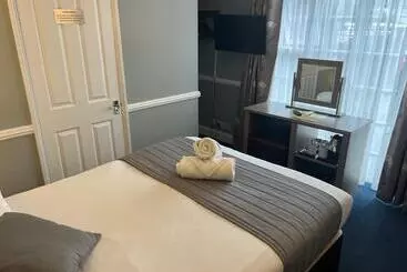 Corner House Hotel Gatwick With Bookable Holiday Parking