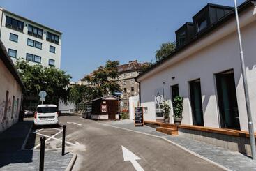 آپارتمان‌های توریست‌ها Street Food Possonium Apartments