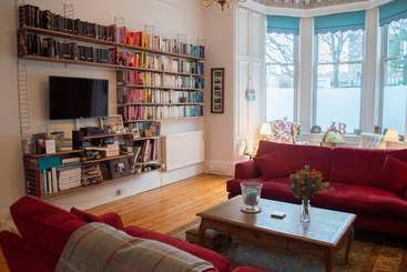 کلبه Stockbridge Family Home With Private Garden