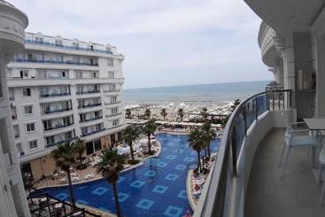 Luna Rooms & Apartments