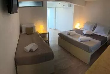 Pensão Tzavelitiko Home
