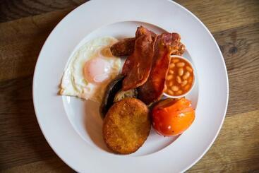 Отель The Red Lion & Manor House