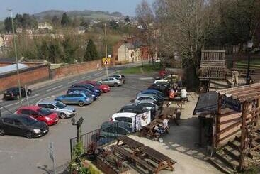 여관 The Clothiers Arms