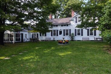 1805 House Bed And Breakfast